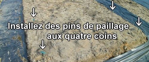 Installez des pins de paillage aux quatre coins