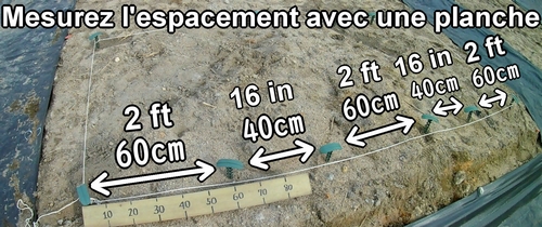 Mesurez l'espacement avec une planche (Amenager son potager)