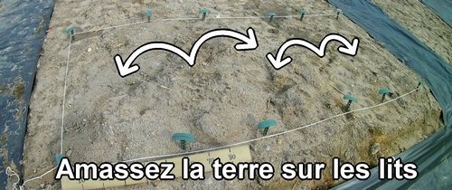 Amassez la terre sur les lits (Construire un potager)