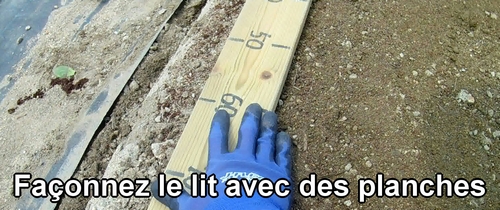 Façonnez le lit avec des planches