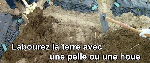 Labourez la terre avec une pelle ou une houe