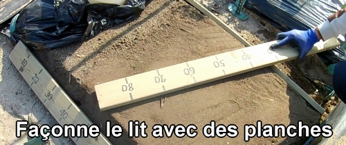 Façonne le lit avec des planches